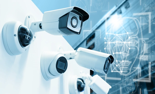Caméra surveillance IA détection humaine pour article technologie 2026